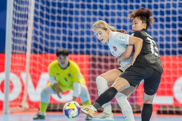 (251125) -- PASIG CITY, Nov. 25, 2025 -- Esther Brossard (L) of Canada vies with Darika Peanpailun (R) of Thailand during the group B match between Thailand and Canada at the FIFA Futsal Women s World Cup 2025 in Pasig City, the Philippines, Nov. 25, 2025. ) (SP)THE PHILIPPINES-PASIG CITY-FIFA FUTSAL WOMEN S WORLD CUP 2025-THAILAND VS CANADA ROUELLExUMALI 