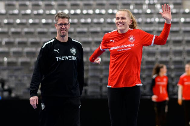 Handball, Frauen Deutschland - Training Trainer Markus Gaugisch (Deutschland), Annika Lott (Deutschland), lachend laechelnd gut gelaunt grinst grinsend Stuttgart Porsche Arena Baden-Württemberg Deutschland