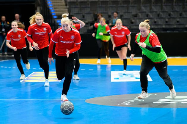 Handball, Frauen Deutschland - Training Torhueterin Katharina Filter (Deutschland), Lisa Antl (Deutschland) Stuttgart Porsche Arena Baden-Württemberg Deutschland