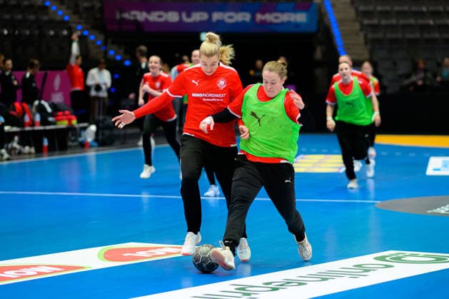 Handball, Frauen Deutschland - Training Torhueterin Katharina Filter (Deutschland), Lisa Antl (Deutschland) beim Fußball spielen Stuttgart Porsche Arena Baden-Württemberg Deutschland