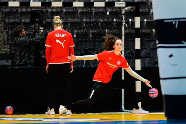 Handball, Frauen Deutschland - Training Torhueterin Sarah Wachter (Deutschland) Stuttgart Porsche Arena Baden-Württemberg Deutschland