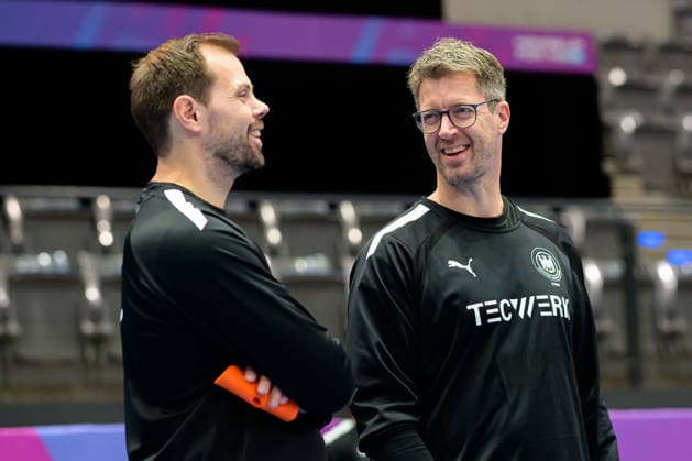 Handball, Frauen Deutschland - Training v.li. Co-Trainer Frederick Griesbach (Deutschland), Trainer Markus Gaugisch (Deutschland) lachend laechelnd gut gelaunt grinst grinsend Stuttgart Porsche Arena Baden-Württemberg Deutschland