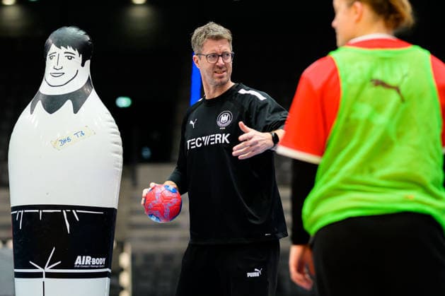 Handball, Frauen Deutschland - Training Trainer Markus Gaugisch (Deutschland) Gestik Geste gestikuliert Stuttgart Porsche Arena Baden-Württemberg Deutschland