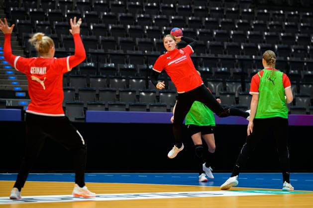 Handball, Frauen Deutschland - Training v.li. Torhueterin Katharina Filter (Deutschland), Nina Engel (Deutschland) Stuttgart Porsche Arena Baden-Württemberg Deutschland