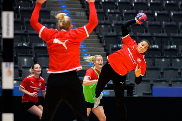 Handball, Frauen Deutschland - Training v.li. Torhueterin Katharina Filter (Deutschland), Aimee von Pereira (Deutschland) Stuttgart Porsche Arena Baden-Württemberg Deutschland