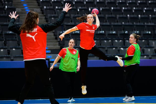 Handball, Frauen Deutschland - Training v.li. Torhueterin Sarah Wachter (Deutschland), Julia Maidhof (Deutschland) Stuttgart Porsche Arena Baden-Württemberg Deutschland
