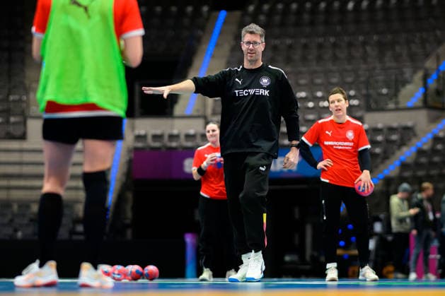 Handball, Frauen Deutschland - Training Trainer Markus Gaugisch (Deutschland) Stuttgart Porsche Arena Baden-Württemberg Deutschland