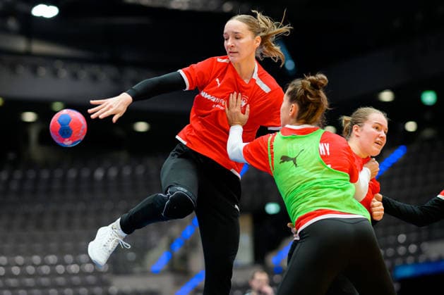 Handball, Frauen Deutschland - Training Nieke Kühne Kuehne (Deutschland), Emily Vogel (Deutschland) Stuttgart Porsche Arena Baden-Württemberg Deutschland