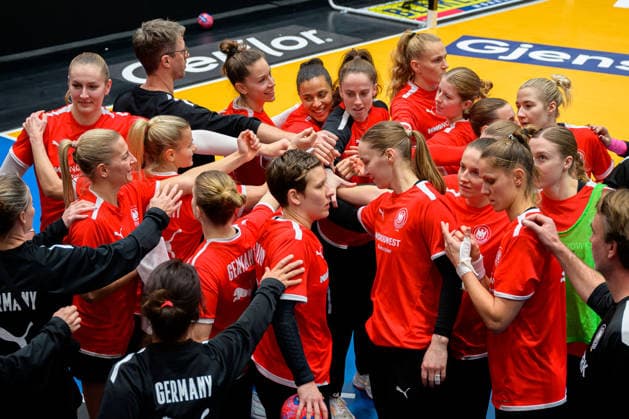 Handball, Frauen Deutschland - Training die Mannschaft von Deutschland, Gruppenbild, Hände, einschwören auf die WM Stuttgart Porsche Arena Baden-Württemberg Deutschland