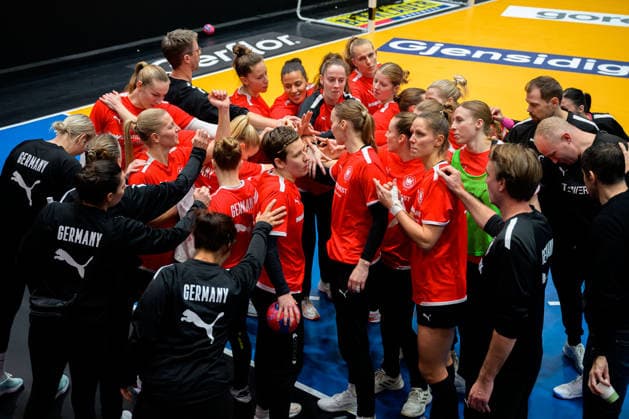 Handball, Frauen Deutschland - Training die Mannschaft von Deutschland, Gruppenbild Stuttgart Porsche Arena Baden-Württemberg Deutschland