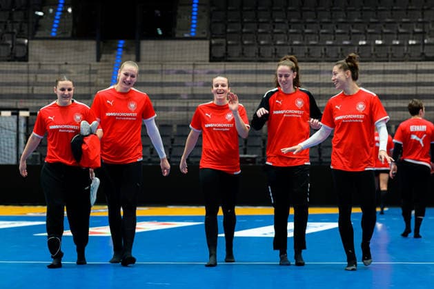Handball, Frauen Deutschland - Training v.li. Mareike Thomaier (Deutschland), Viola Leuchter (Deutschland), Julia Maidhof (Deutschland), Torhueterin Sarah Wachter (Deutschland), Emily Vogel (Deutschland) lachend laechelnd gut gelaunt grinst grinsend Stuttgart Porsche Arena Baden-Württemberg Deutschland