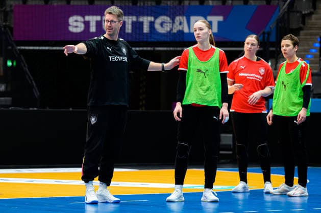 Handball, Frauen Deutschland - Training Trainer Markus Gaugisch (Deutschland), Nieke Kühne Kuehne (Deutschland), Jolina Huhnstock (Deutschland), Alina Grijseels (Deutschland) Stuttgart Porsche Arena Baden-Württemberg Deutschland