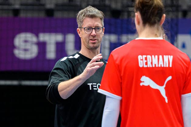 Handball, Frauen Deutschland - Training Trainer Markus Gaugisch (Deutschland), Emily Vogel (Deutschland) Stuttgart Porsche Arena Baden-Württemberg Deutschland