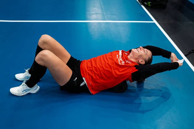 Handball, Frauen Deutschland - Training - Pressekonferenz Jenny Behrend (Deutschland) lachend laechelnd gut gelaunt grinst grinsend Stuttgart Porsche Arena Baden-Württemberg Deutschland