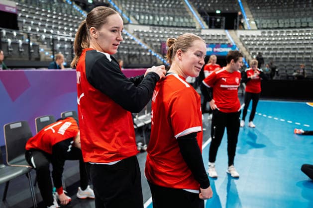 Handball, Frauen Deutschland - Training - Pressekonferenz Nieke Kühne Kuehne (Deutschland), Lisa Antl (Deutschland) Stuttgart Porsche Arena Baden-Württemberg Deutschland