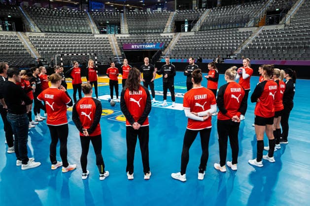Handball, Frauen Deutschland - Training - Pressekonferenz die Mannschaft von Deutschland beim Trainingsauftakt Stuttgart Porsche Arena Baden-Württemberg Deutschland