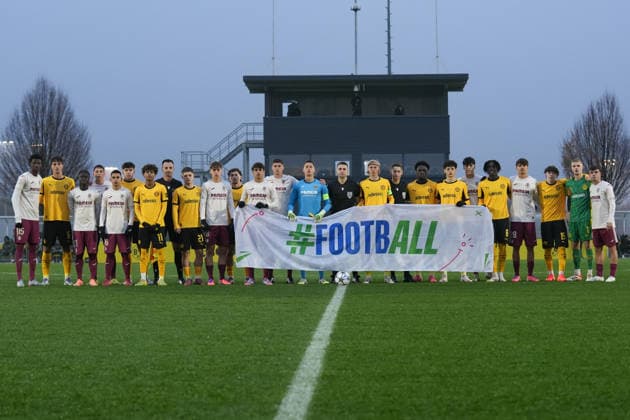 Dienstag, 25.11.2025 Saison 2025 2026 5. Spieltag UEFA Youth League im BVB Fußballpark Hohenbuschei, Dortmund, Germany. BV Borussia Dortmund U19 - Villarreal FC U19. Aufstellung der Mannschaften für FOOTBALL.