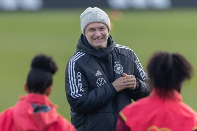 Training Deutsche Fußball-Nationalmannschaft der Frauen Bundestrainer Christian Wück. Training der Frauen-Nationalmannschaft vor dem Finale der UEFA Women s Nations League am 25. November 2025 in Frankfurt am Main, Frankfurt am Main Hessen Deutschland DFB-Campus