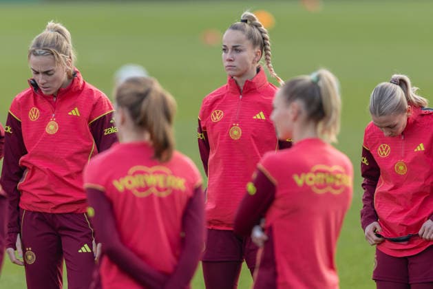 Training Deutsche Fußball-Nationalmannschaft der Frauen Ernste Gesichter während der Teambesprechung. Von links: Laura Freigang, Giulia Gwinn und rechts Elisa Senß. Training der Frauen-Nationalmannschaft vor dem Finale der UEFA Women s Nations League am 25. November 2025 in Frankfurt am Main, Frankfurt am Main Hessen Deutschland DFB-Campus