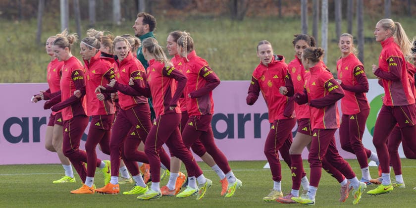 Training Deutsche Fußball-Nationalmannschaft der Frauen Lockere Atmosphäre während der Aufwärmrunde. Training der Frauen-Nationalmannschaft vor dem Finale der UEFA Women s Nations League am 25. November 2025 in Frankfurt am Main, Frankfurt am Main Hessen Deutschland DFB-Campus