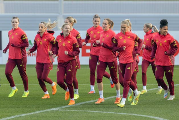 Training Deutsche Fußball-Nationalmannschaft der Frauen Lockere Atmosphäre während der Aufwärmrunde. Training der Frauen-Nationalmannschaft vor dem Finale der UEFA Women s Nations League am 25. November 2025 in Frankfurt am Main, Frankfurt am Main Hessen Deutschland DFB-Campus