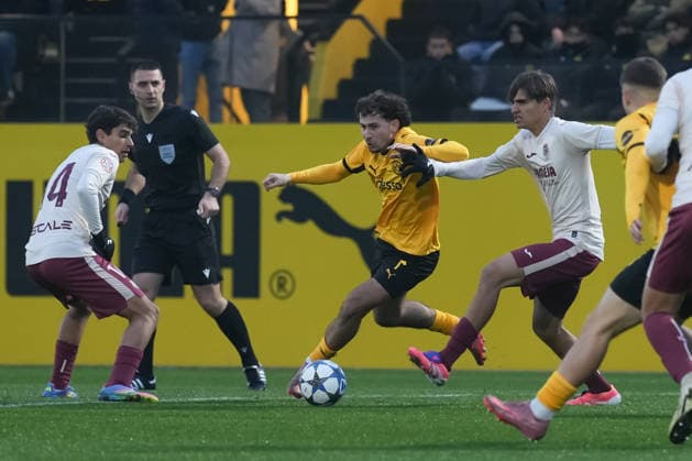 Dienstag, 25.11.2025 Saison 2025 2026 5. Spieltag UEFA Youth League im BVB Fußballpark Hohenbuschei, Dortmund, Germany. BV Borussia Dortmund U19 - Villarreal FC U19. Taycan Macid Etcibasi (BVB)