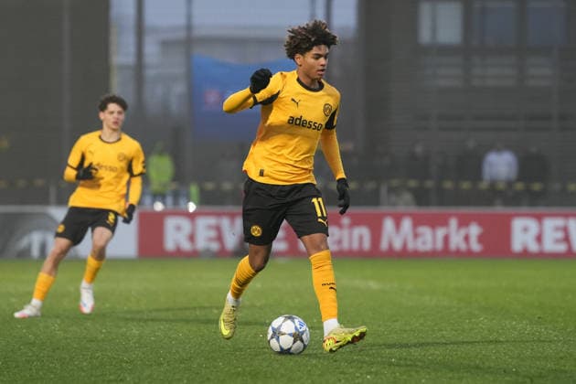 Dienstag, 25.11.2025 Saison 2025 2026 5. Spieltag UEFA Youth League im BVB Fußballpark Hohenbuschei, Dortmund, Germany. BV Borussia Dortmund U19 - Villarreal FC U19. Mathis Albert (BVB)