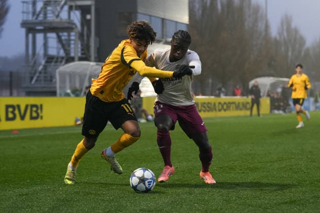 Dienstag, 25.11.2025 Saison 2025 2026 5. Spieltag UEFA Youth League im BVB Fußballpark Hohenbuschei, Dortmund, Germany. BV Borussia Dortmund U19 - Villarreal FC U19. Mathis Albert (BVB)