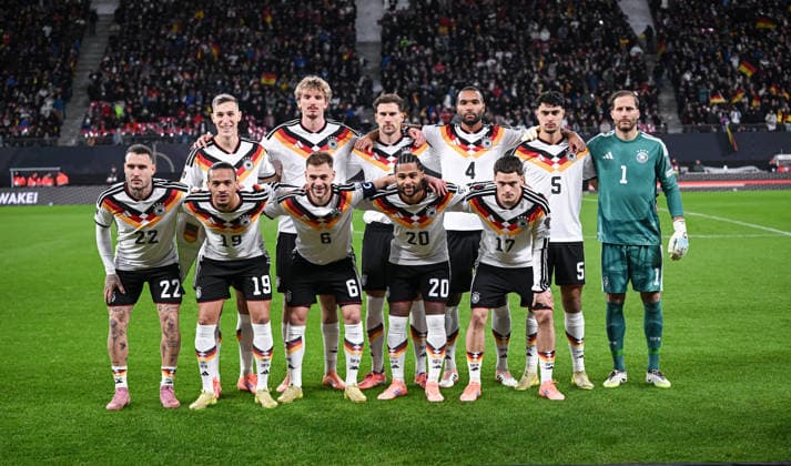 Fussball International Qualifikation WM 2026 in Leipzig Gruppe A 6. Spieltag Deutschland - Slowakei 17.11.2025 Das Deutsche Team stellt sich zum Mannschaftsbild vor dem Spiel auf; Nico Schlotterbeck, Nick Woltemade, Leon Goretzka, Jonathan Tah, Aleksandar Pavlovic, Torwart Oliver Baumann (hinten v.li.) David Raum, Leroy Sane, Joshua Kimmich, Serge Gnabry und Florian Wirtz (v.li.)