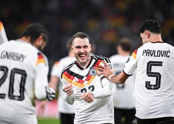 Fussball International Qualifikation WM 2026 in Leipzig Gruppe A 6. Spieltag Deutschland - Slowakei 17.11.2025 JUBEL Deutschland; David Raum (Mitte) mit Aleksandar Pavlovic (re) *** Football International Qualification World Cup 2026 in Leipzig Group A 6 Matchday Germany Slovakia 17 11 2025 JUBEL Germany David Raum center with Aleksandar Pavlovic re