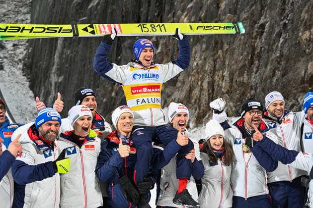 Austria s Stefan Kraft celebrates after breaking a new Ski jumping, Skispringen, Ski, nordisch record with the most points ever in the World Cup, after winning Tuesday s competition in the Men s Ski Jumping World Cup, normal hill HS95, at the Lugnet Stadium in Falun, Sweden, November 25, 2025. FALUN SWEDEN x10080x  Copyright: xFredrikxSandberg TTx SKI JUMPING WORLD CUP NORMAL HILL
