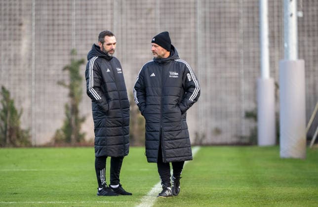 Fußball, Herren, Saison 2025 2026, 1. Bundesliga, 1. FC Union Berlin, Training, v. l. Trainerhospitant Christian Tiffert (Trainer FC Hansa Rostock II), Trainer Steffen Baumgart (1. FC Union Berlin), 25.11. 2025, Copyright: xMatthiasxKochx