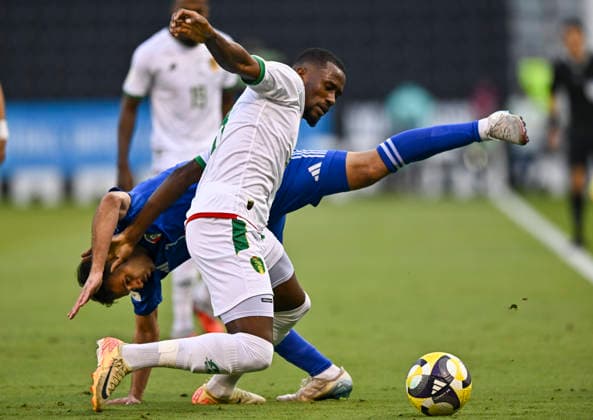 Mauritania v Kuwait : FIFA Arab Cup 2025 Qualification Stage Play-off match Moaath Aldhafiri (L) of Kuwait and Nouh Mohamed El Abd of Mauritania in action during the FIFA Arab Cup 2025 Qualification Stage Play-off match between Mauritania v Kuwait at Jassim Bin Hamad Stadium in Doha, Qatar, on November 25, 2025. DOHA Qatar Copyright: xNOUSHADxTHEKKAYILx