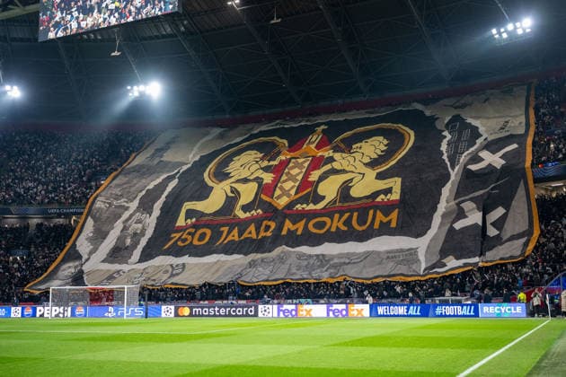 25.11.2025, Fussball: UEFA Champions League, Saison 2025 2026, Gruppenphase, 05. Spieltag, Ajax Amsterdam - Benfica Lissabon in der Johan Cruijff ArenA in Amsterdam. Choreo der Ajax Fans. Foto: Kirchner-Media Thomas Haesler Copyright: xKirchner-Media ThomasxHaeslerx