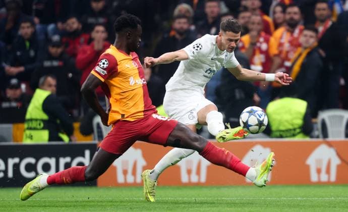Galatasaray s Davinson Sanchez and Union s Raul Florucz fight for the ball during a soccer game between Turkish Galatasaray SK and Belgian Royale Union Saint-Gilloise on Tuesday 25 November 2025 in Istanbul, Turkey, on day 5 of the League phase of the UEFA Champions League tournament. VIRGINIExLEFOUR  x144202376x