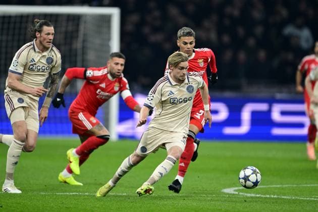 AMSTERDAM - (l-r) Kenneth Taylor of AFC Ajax, Enzo Barrenechea of Benfica during the Champions League match between AFC Ajax and Benfica at the Johan Cruijff ArenA on November 25, 2025, in Amsterdam, Netherlands. ANP OLAF KRAAK UEFA Champions League Matchday 5 2025-2026 xVIxANPxSportx xxANPxIVx 543050908 originalFilename: 543050908.jpg