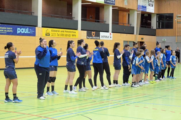 Einlauf Brasilien TusSies Metzingen vs. Brasilien, Handball, Testspiel, Saison 2025 2026, 25.11.2025 TusSies Metzingen vs. Brasilien, Handball, Testspiel, Saison 2025 2026, 25.11.2025 Holzgerlingen Copyright: xEibner-Pressefoto TobiasxBaurx EP_TBR