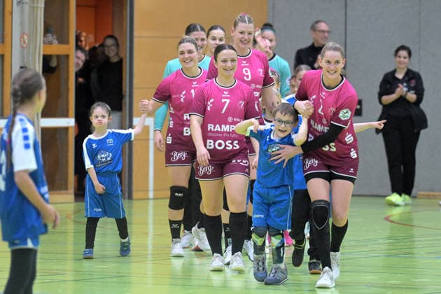 Einlauf TusSies Metzingen TusSies Metzingen vs. Brasilien, Handball, Testspiel, Saison 2025 2026, 25.11.2025 TusSies Metzingen vs. Brasilien, Handball, Testspiel, Saison 2025 2026, 25.11.2025 Holzgerlingen Copyright: xEibner-Pressefoto TobiasxBaurx EP_TBR