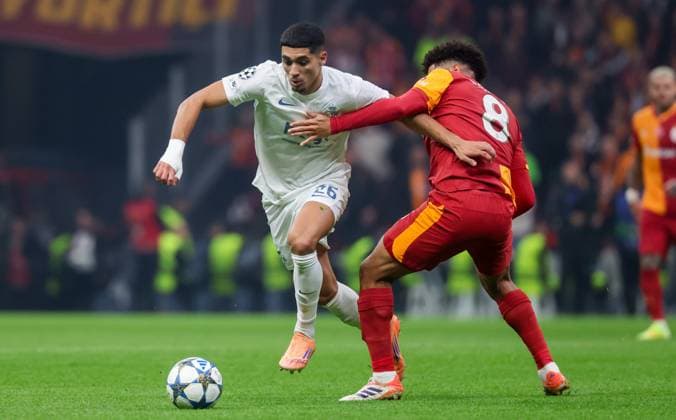 Union s Anan Khalaili and Galatasaray s Gabriel Sara fight for the ball during a soccer game between Turkish Galatasaray SK and Belgian Royale Union Saint-Gilloise on Tuesday 25 November 2025 in Istanbul, Turkey, on day 5 of the League phase of the UEFA Champions League tournament. VIRGINIExLEFOUR  x144203593x