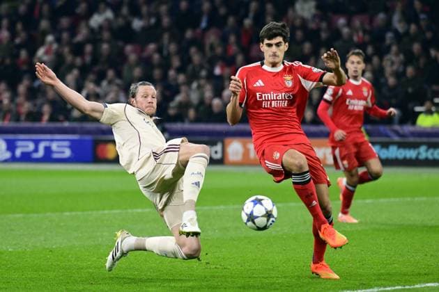 AMSTERDAM (l-r) Wout Weghorst of AFC Ajax, Antonio Silva of Benfica during the Champions League match between AFC Ajax and Benfica at the Johan Cruijff ArenA on November 25, 2025, in Amsterdam, Netherlands. ANP OLAF KRAAK UEFA Champions League Matchday 5 2025-2026 xVIxANPxSportx xxANPxIVx 543051418 originalFilename: 543051418.jpg