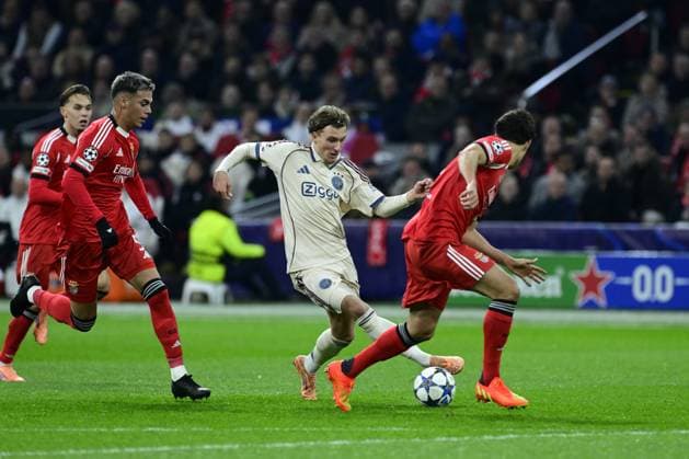 AMSTERDAM - (l-r) Enzo Barrenechea of Benfica, Mika Godts of AFC Ajax, Antonio Silva of Benfica during the Champions League match between AFC Ajax and Benfica at the Johan Cruijff ArenA on November 25, 2025, in Amsterdam, Netherlands. ANP OLAF KRAAK UEFA Champions League Matchday 5 2025-2026 xVIxANPxSportx xxANPxIVx 543051930 originalFilename: 543051930.jpg