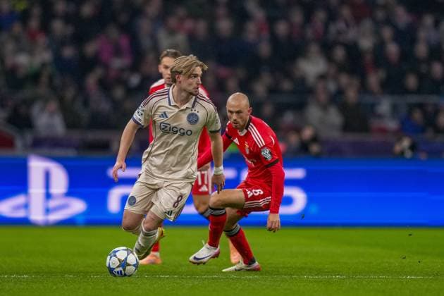 AMSTERDAM , 25-11-2025 , JohanCruyff Arena , season 2025 2026 , UEFA Champions League football , League phase Matchday 5 , match between Ajax and Benfica , picture shows Ajax player Kenneth Taylor vs Benfica player Fredrik Aursnes Ajax - Benfica  x32194870x Copyright: