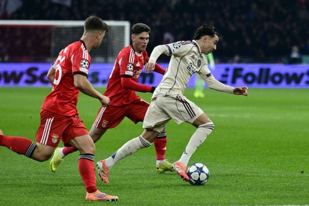 AMSTERDAM - (l-r) Samuel Dahl of Benfica, Rayane Bounida of AFC Ajax during the Champions League match between AFC Ajax and Benfica at the Johan Cruijff ArenA on November 25, 2025, in Amsterdam, Netherlands. ANP OLAF KRAAK UEFA Champions League Matchday 5 2025-2026 xVIxANPxSportx xxANPxIVx 543052062 originalFilename: 543052062.jpg
