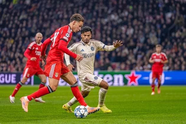 AMSTERDAM , 25-11-2025 , JohanCruyff Arena , season 2025 2026 , UEFA Champions League football , League phase Matchday 5 , match between Ajax and Benfica , picture shows Ajax player Owen Wijndal vs Benfica player Amar Dedic Ajax - Benfica  x32194917x Copyright: