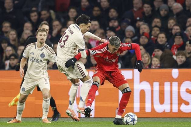 AMSTERDAM - (l-r) Rayane Bounida of Ajax, Enzo Barrenechea of SL Benfica during the Champions League match between AFC Ajax and SL Benfica at the Johan Cruijff ArenA on November 25, 2025, in Amsterdam, Netherlands. ANP HOLLANDSE HOOGTE MAURICE VAN STEEN UEFA Champions League Matchday 5 2025-2026 xVIxANPxSportx xMauricexvanxSteenxIVx 543052626 originalFilename: 543052626.jpg