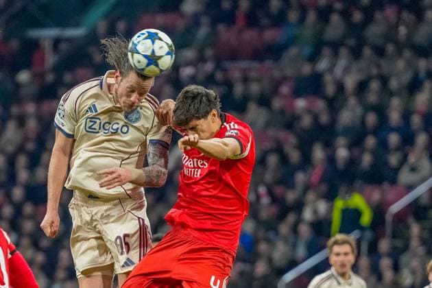 AMSTERDAM , 25-11-2025 , JohanCruyff Arena , season 2025 2026 , UEFA Champions League football , League phase Matchday 5 , match between Ajax and Benfica , picture shows Ajax player Wout Weghorst vs Benfica player Antonio Silva Ajax - Benfica  x32195263x Copyright: