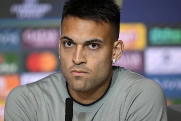 Ahead of UEFA Champions League match - Atletico Madrid v Inter MADRID, SPAIN - NOVEMBER 25: Inter head coach Cristian Chivu and team player Lautaro Martinez (C) attend a press conference, PK, Pressekonferenz ahead of the UEFA Champions League week 5 match against Atletico Madrid at Riyadh Air Metropolitano Stadium in Madrid, Spain, on November 25, 2025. Burak Akbulut Anadolu Madrid Spain. Editorial use only. Please get in touch for any other usage.  Copyright: x2025xAnadoluxBurakxAkbulutx