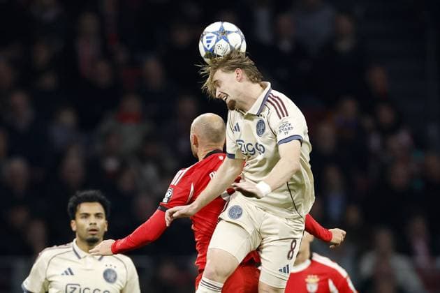 AMSTERDAM - (l-r) Fredrik Aursnes of SL Benfica, Kenneth Taylor of Ajax during the Champions League match between AFC Ajax and SL Benfica at the Johan Cruijff ArenA on November 25, 2025 in Amsterdam, Netherlands. ANP HOLLANDSE HOOGTE MAURICE VAN STEEN UEFA Champions League Matchday 5 2025-2026 xVIxANPxSportx xMauricexvanxSteenxIVx 543053535 originalFilename: 543053535.jpg