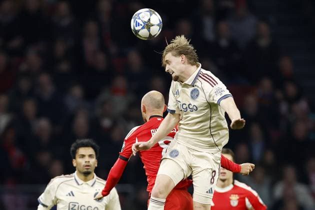AMSTERDAM - (l-r) Fredrik Aursnes of SL Benfica, Kenneth Taylor of Ajax during the Champions League match between AFC Ajax and SL Benfica at the Johan Cruijff ArenA on November 25, 2025 in Amsterdam, Netherlands. ANP HOLLANDSE HOOGTE MAURICE VAN STEEN UEFA Champions League Matchday 5 2025-2026 xVIxANPxSportx xMauricexvanxSteenxIVx 543053551 originalFilename: 543053551.jpg