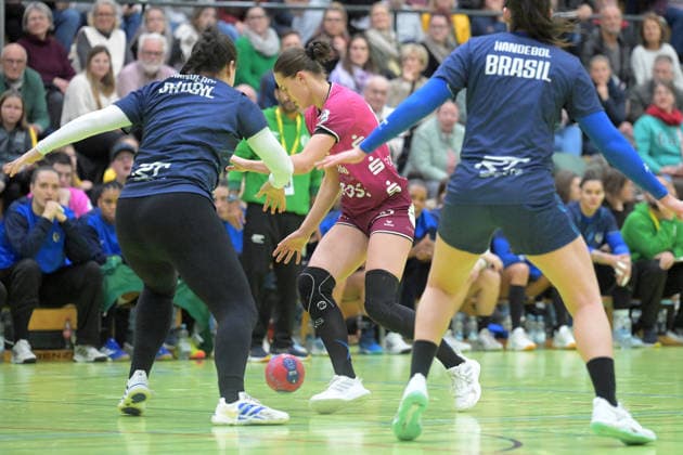 Ida Gaugisch (TusSies Metzingen, 15) gegen Marcela Santos Arounian (Brasilien, 36) TusSies Metzingen vs. Brasilien, Handball, Testspiel, Saison 2025 2026, 25.11.2025 TusSies Metzingen vs. Brasilien, Handball, Testspiel, Saison 2025 2026, 25.11.2025 Holzgerlingen Copyright: xEibner-Pressefoto TobiasxBaurx EP_TBR